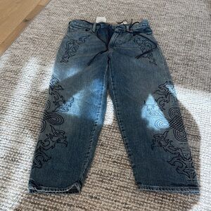 NWT special Barrel crop Levi’s with blue embroidered details and tie at waist